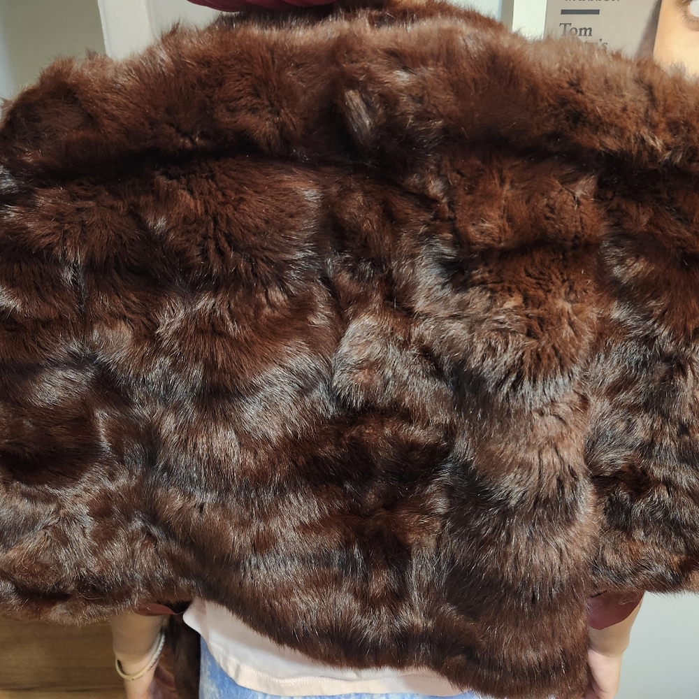Pre-owned,  but very good condition women's fur shawl. - Picture 12 of 13